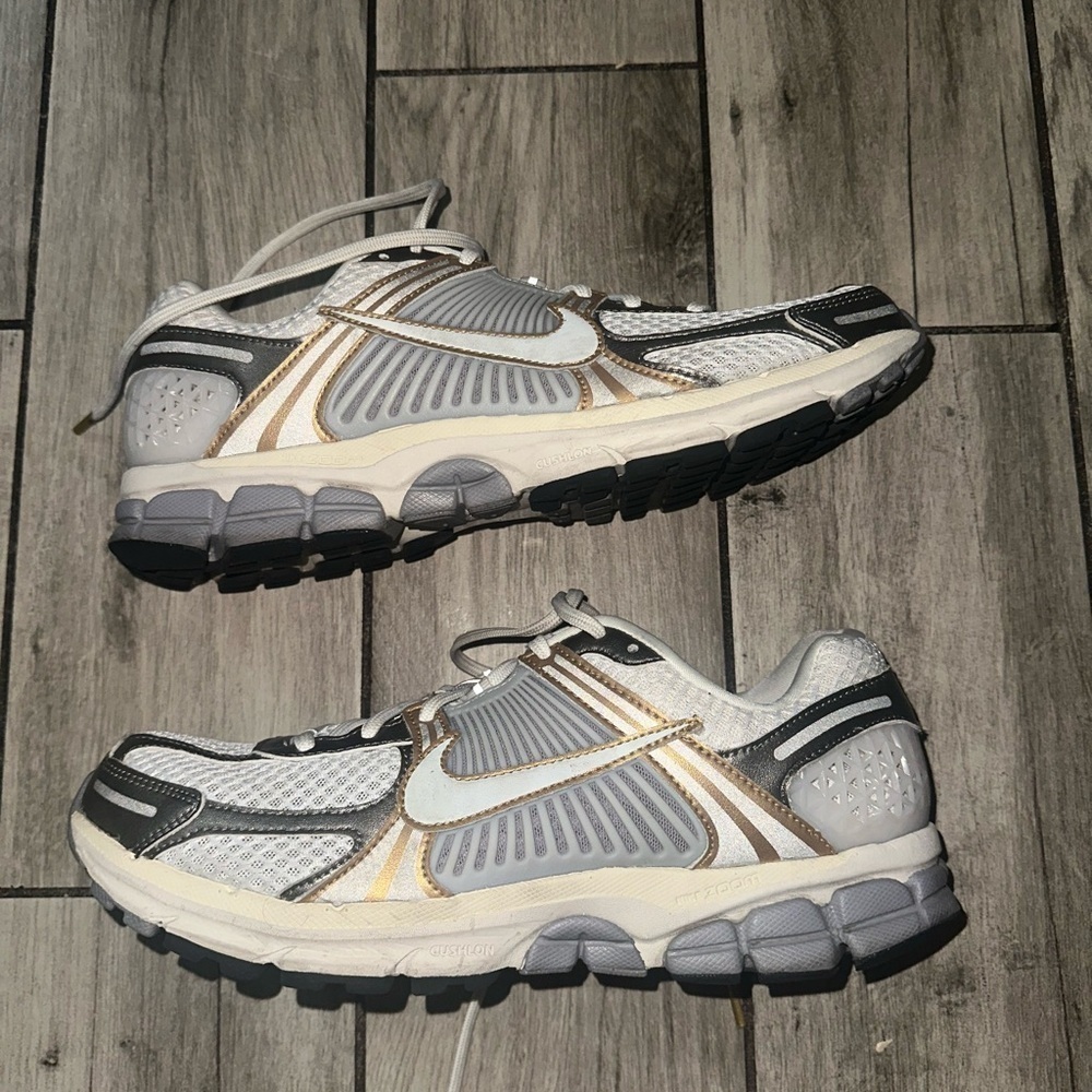 Men’s used Nike zoom Vomero 5 running shoes size 11.5 metallic gold platinum - Picture 4 of 7